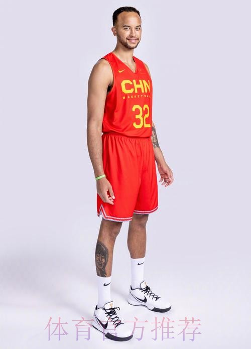 李凯尔更新社媒分享赛场照并配文：保持提升