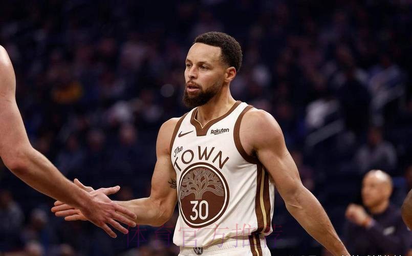 库里27+10掀翻国王!勇士第三节炸裂一波流,34分血洗引爆全网 库里27+10掀翻国王!勇士第三节炸裂一波流,34分血洗引爆全网